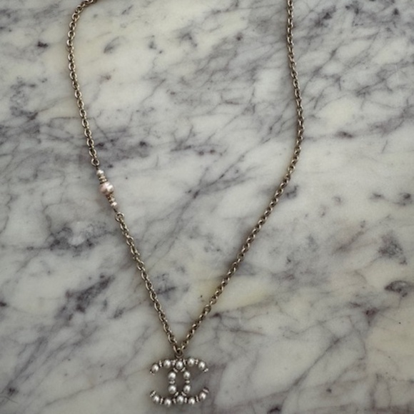 Authentic Chanel Faux Pearl Embellished CC Logo Necklace Gold Chain With Box - Picture 5 of 9